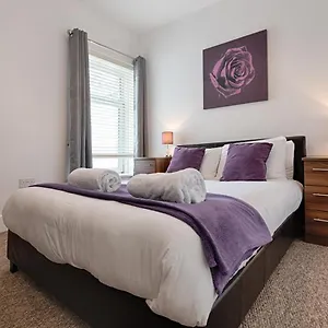 Apartment River House With Parking - Tv In Every Bedroom!, Loughor